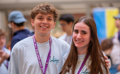Un grupo de tres padres sonrientes en un evento comunitario