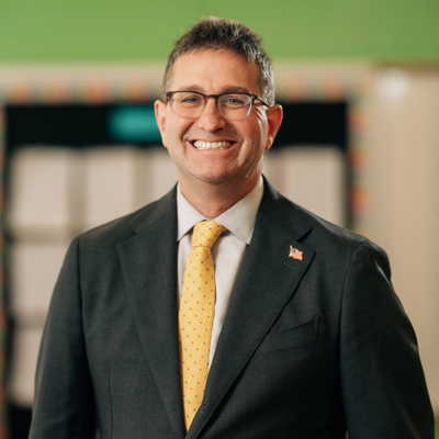 El gobernador Matt Meyer