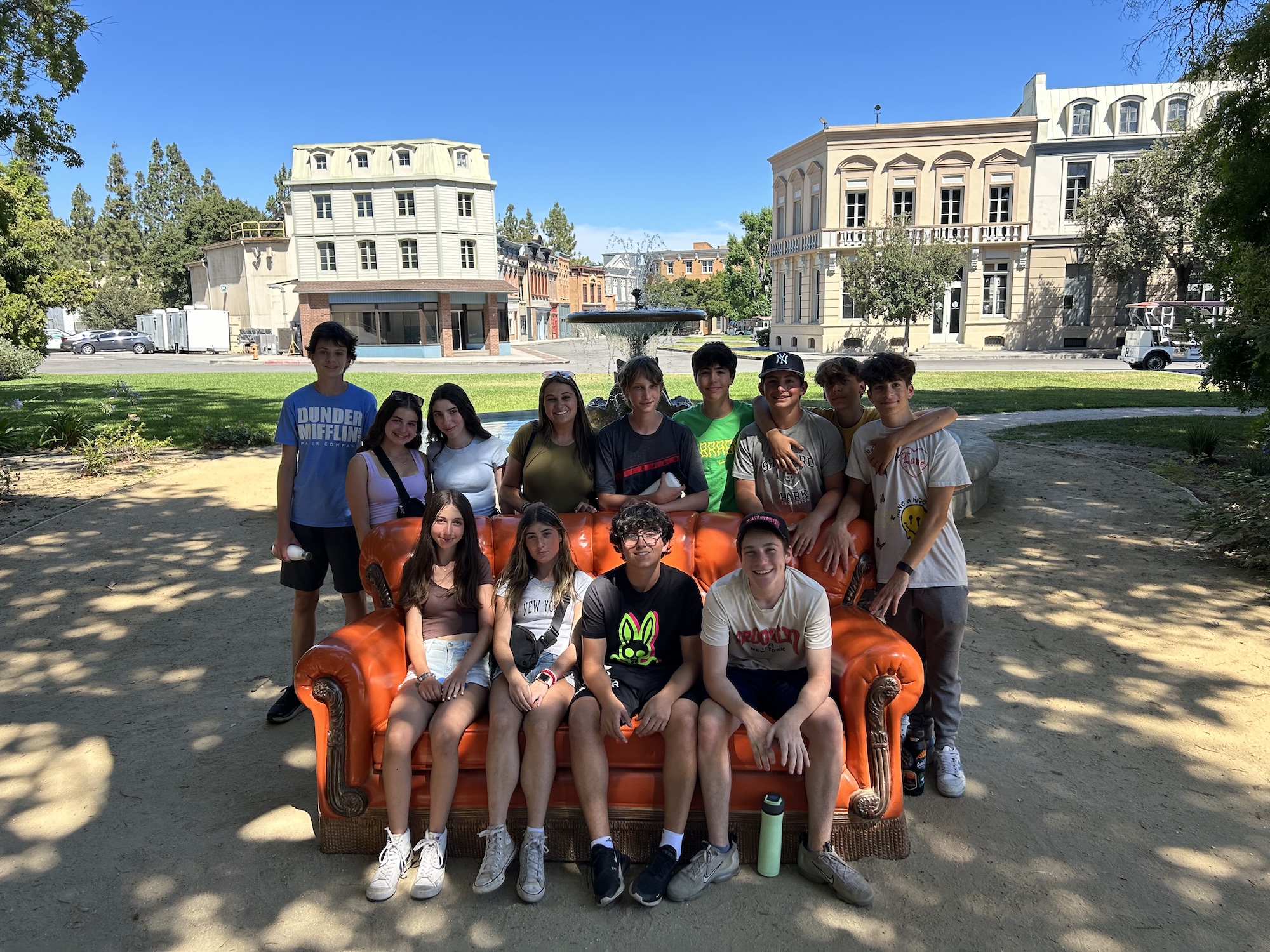 Un grupo de personas sonriendo al aire libre