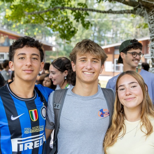 Tres amigos sentados en una hamaca