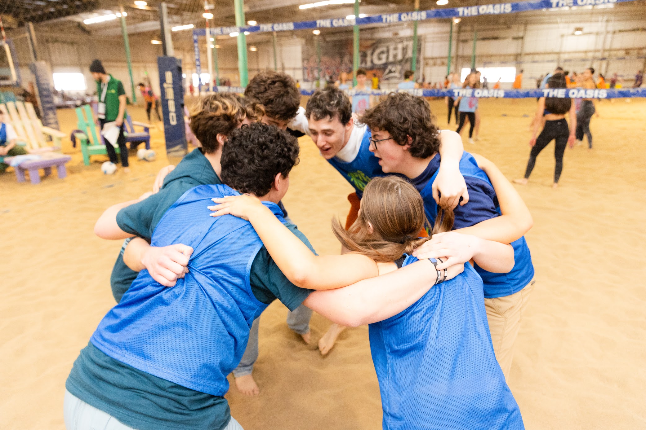 Un grupo de personas celebrando en el escenario