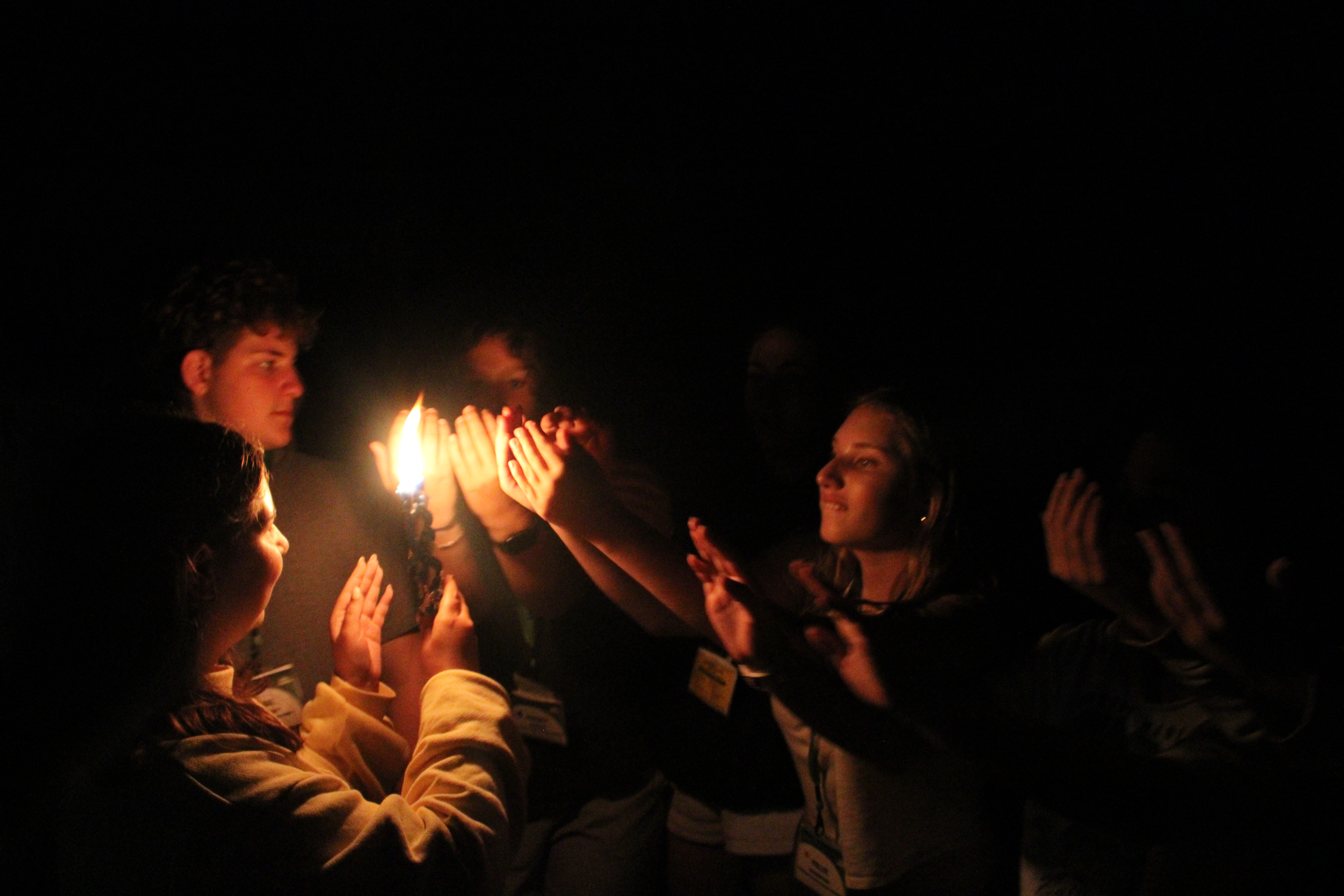 Un grupo de personas celebrando en el escenario