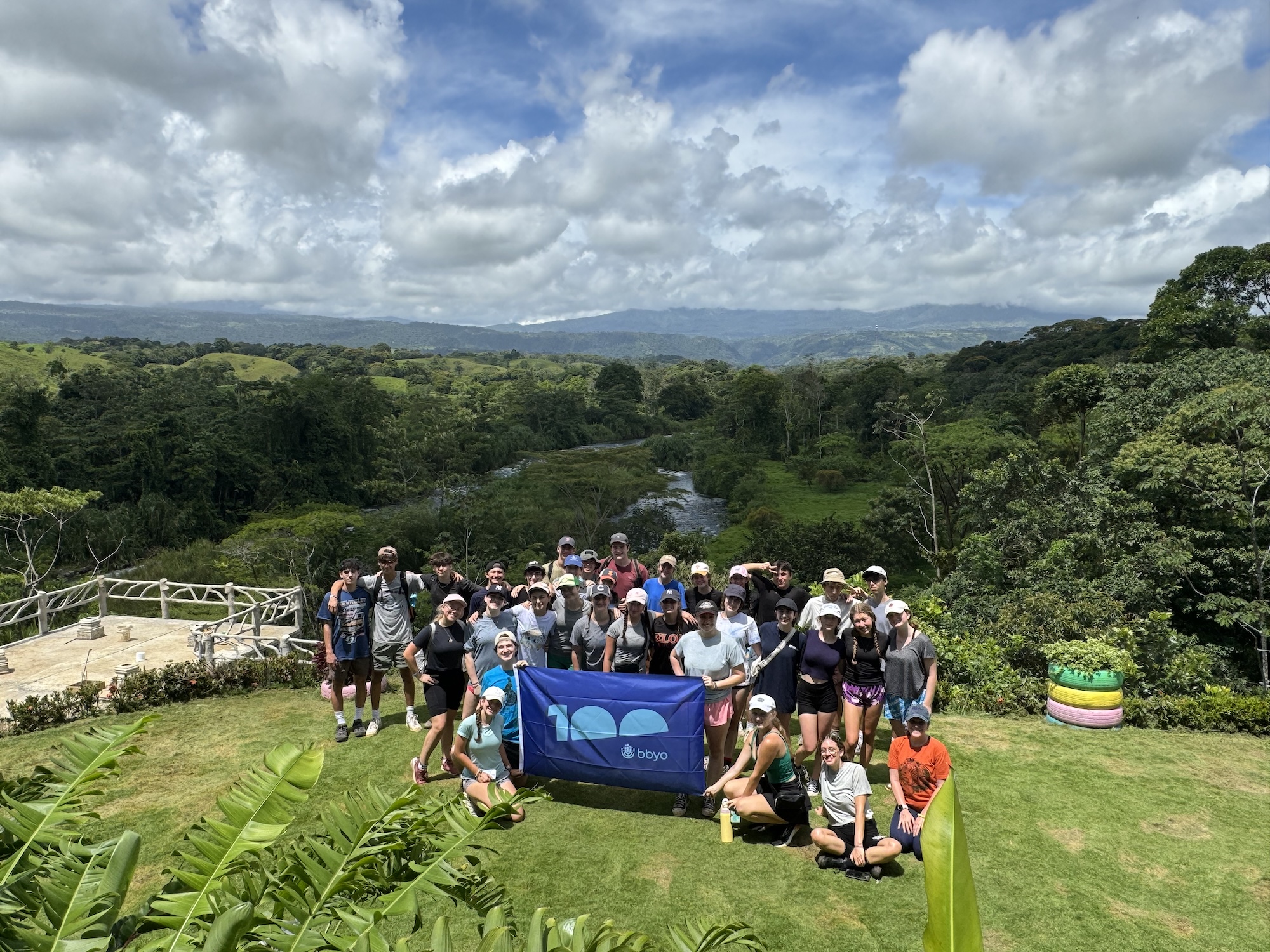 Un grupo de personas sonriendo al aire libre