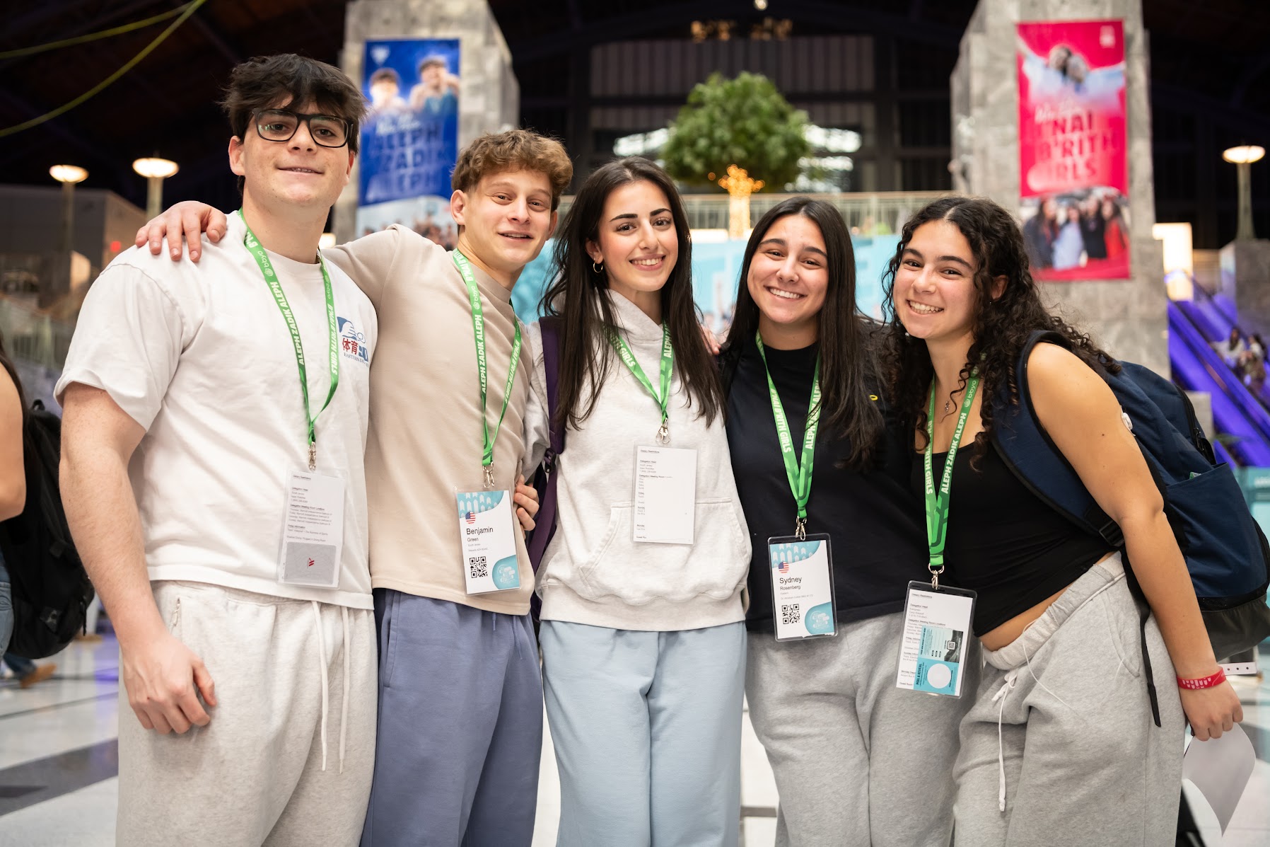 Celebración del centenario de BBYO con confeti, luces y una multitud de asistentes