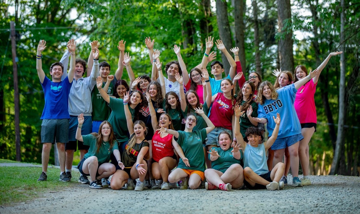 Un grupo de jóvenes de diferentes orígenes sonriendo en un evento comunitario