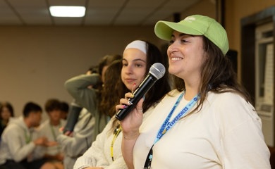 Un grupo de tres padres sonrientes en un evento comunitario
