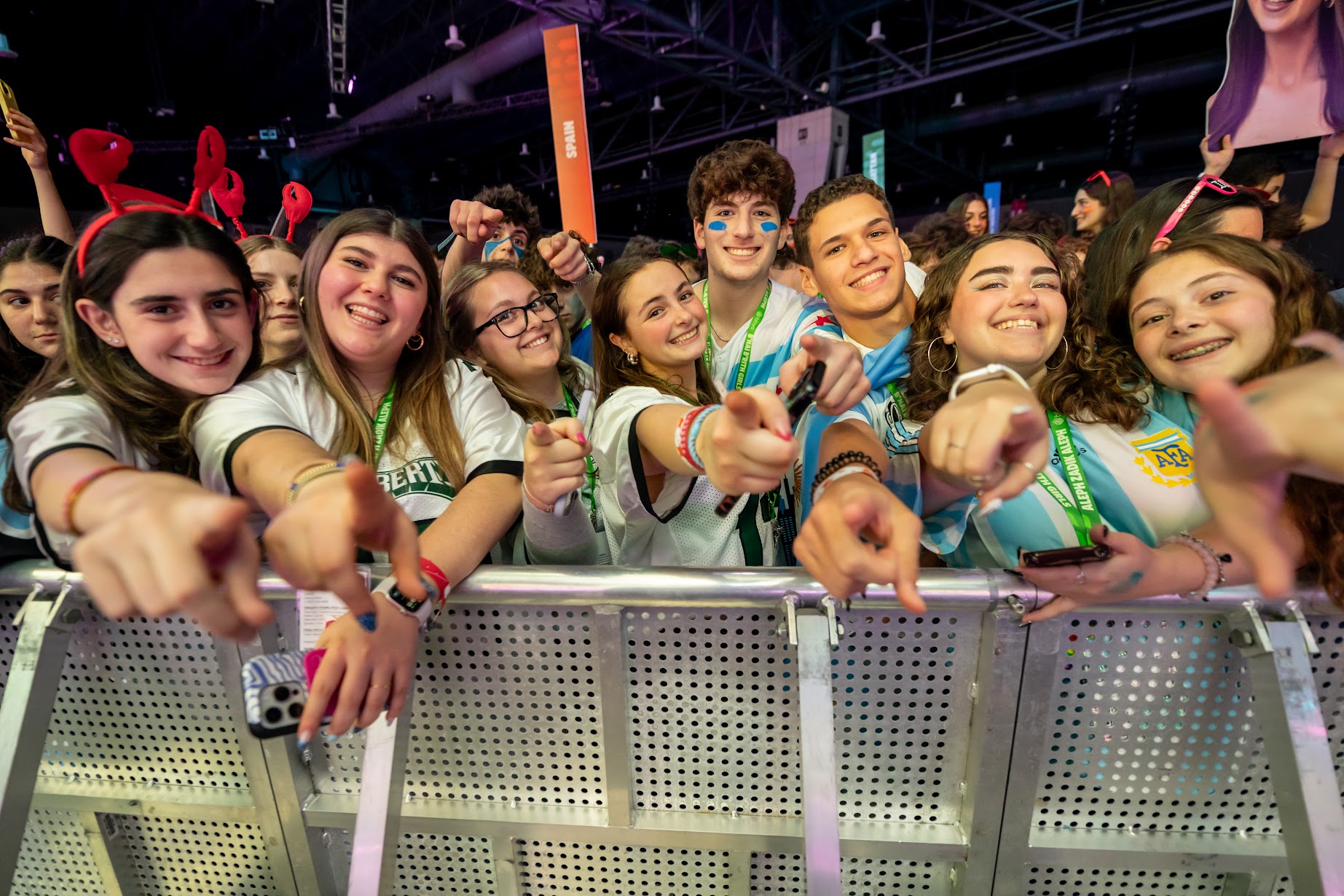 Un grupo de jóvenes de diferentes orígenes sonriendo en un evento comunitario