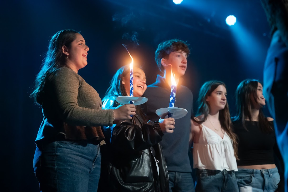 Celebración del centenario de BBYO con confeti, luces y una multitud de asistentes