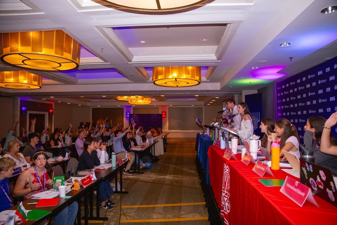Un grupo de personas celebrando en el escenario