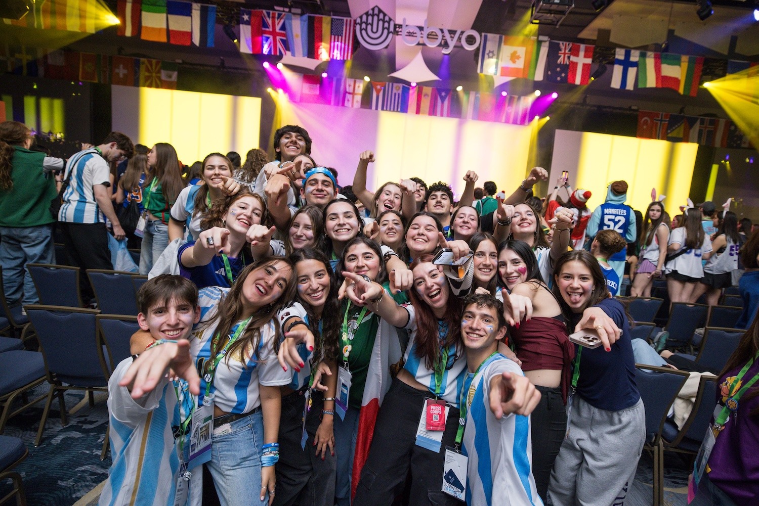 Grupo de personas celebrando en el escenario