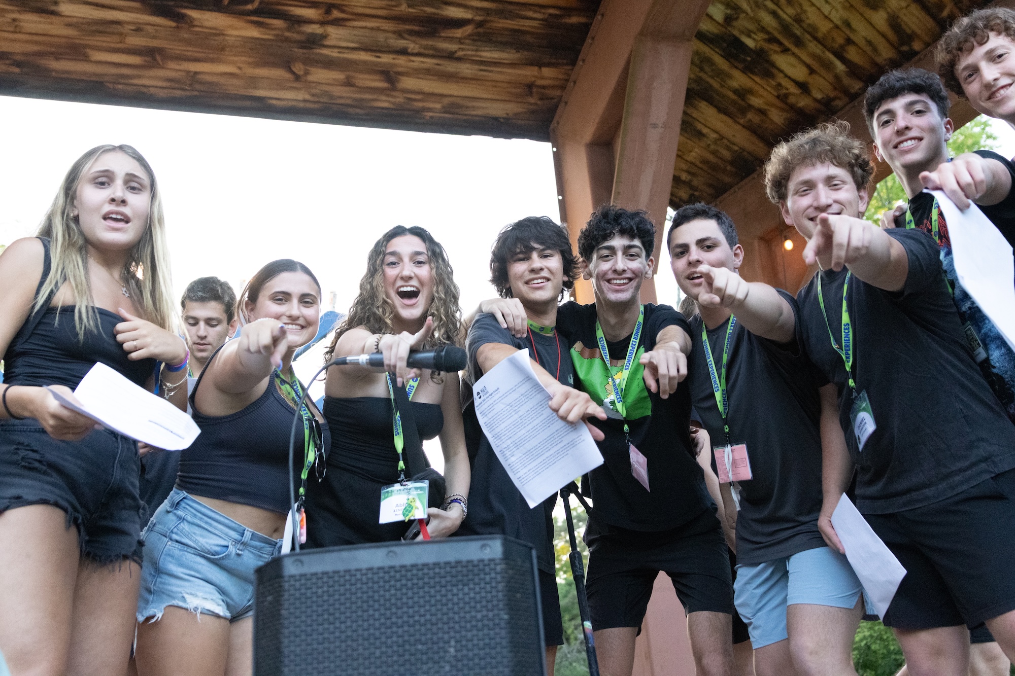 Un grupo de personas sonriendo al aire libre