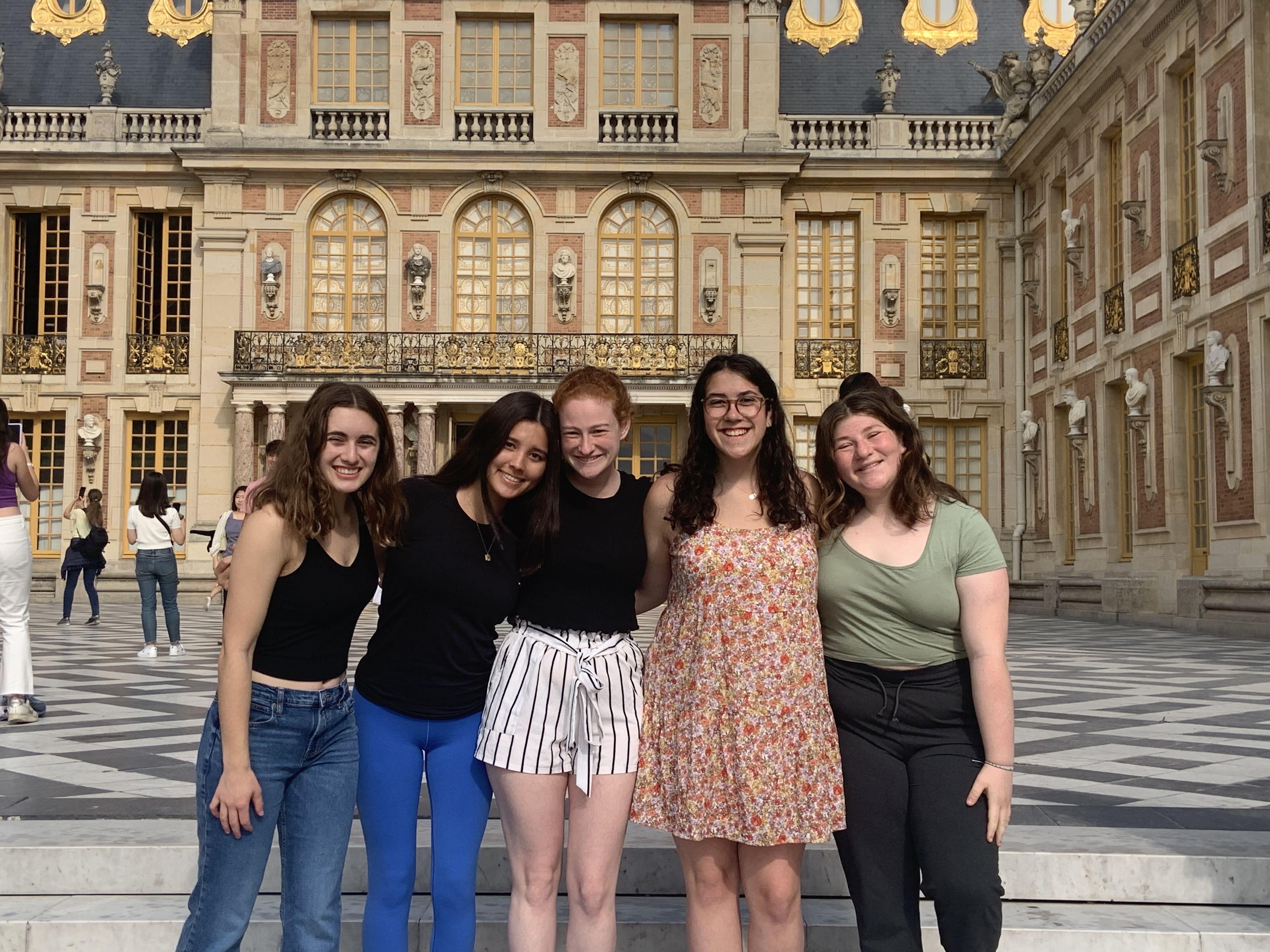 Un grupo de personas sonriendo al aire libre