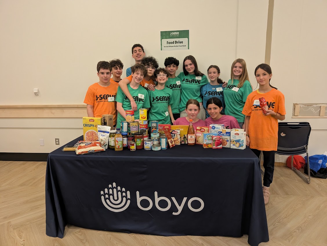 Un grupo de jóvenes de diferentes orígenes sonriendo en un evento comunitario