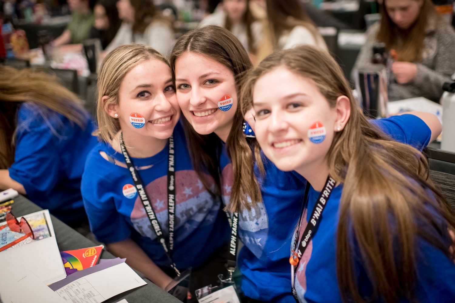 Grupo de jóvenes diversos sonriendo en un evento comunitario