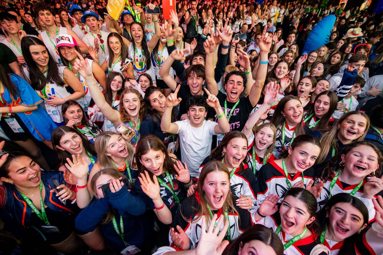 Un grupo de jóvenes de diferentes orígenes sonriendo en un evento comunitario