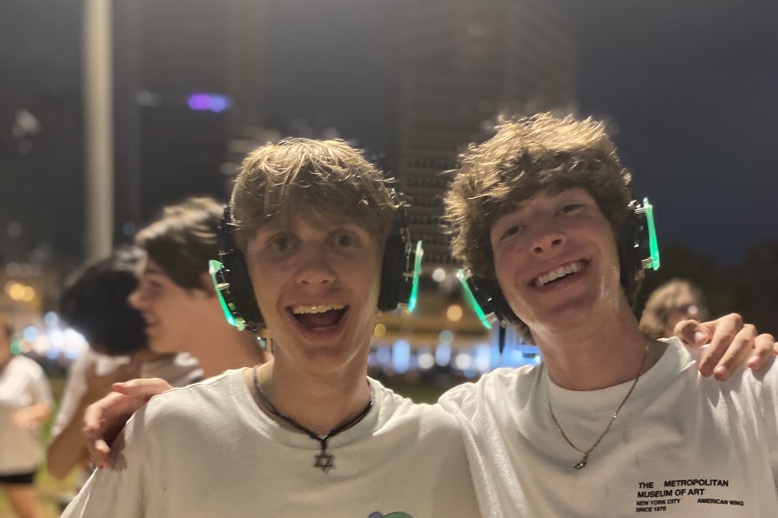 Un grupo de personas sonriendo al aire libre
