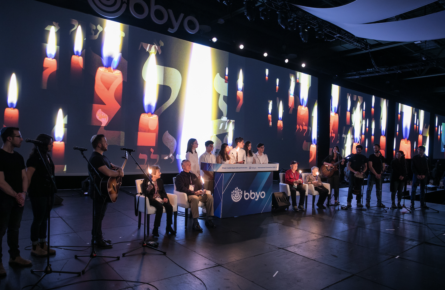 Un grupo de personas celebrando en el escenario