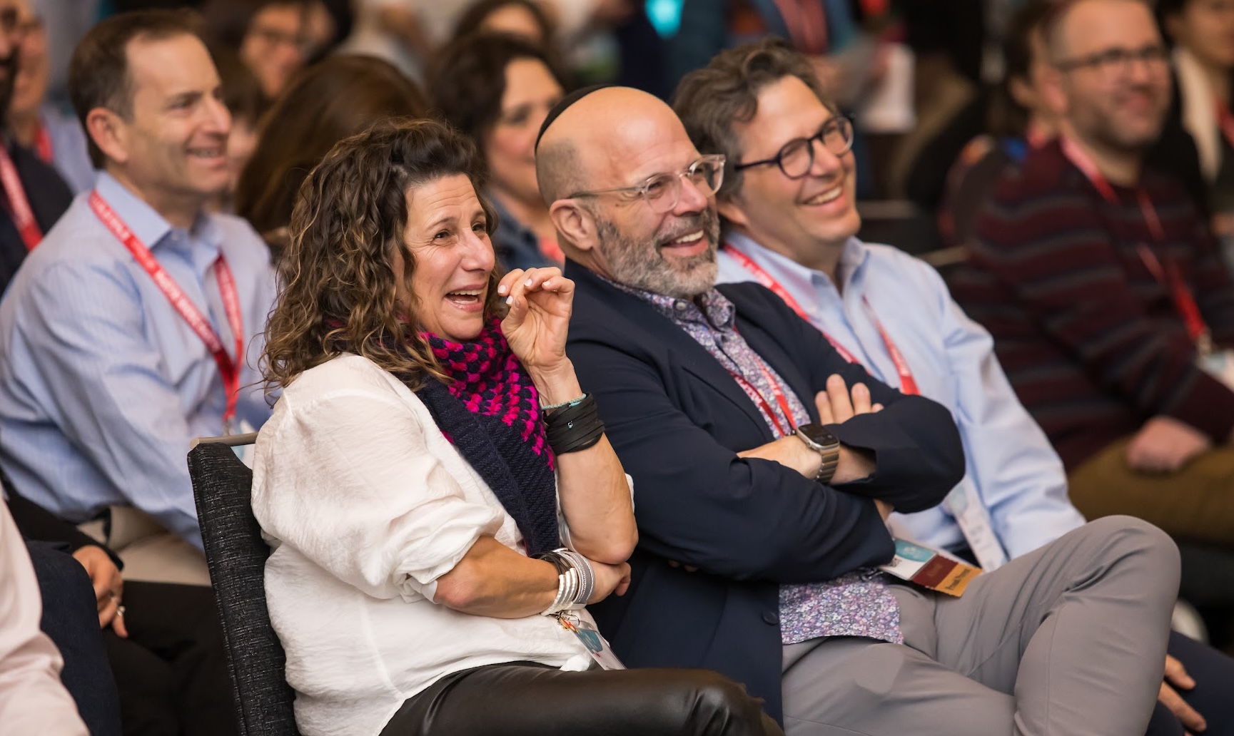 Un grupo de jóvenes de diferentes orígenes sonriendo en un evento comunitario
