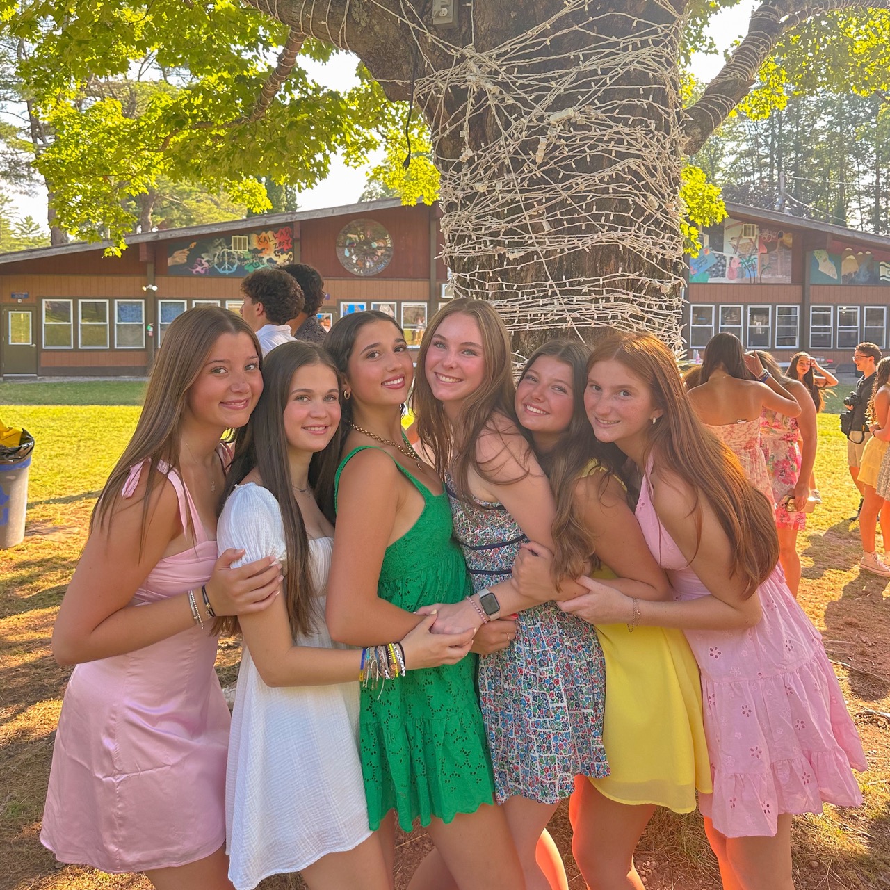 Un grupo de personas celebrando en el escenario