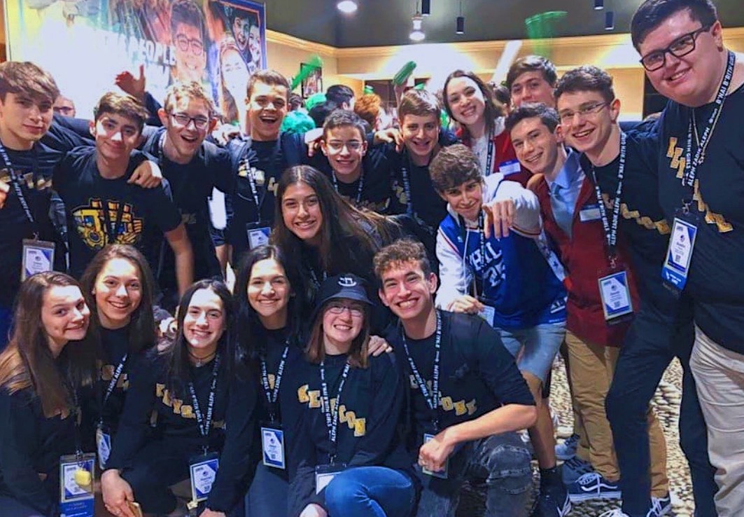 Un grupo de personas celebrando en el escenario