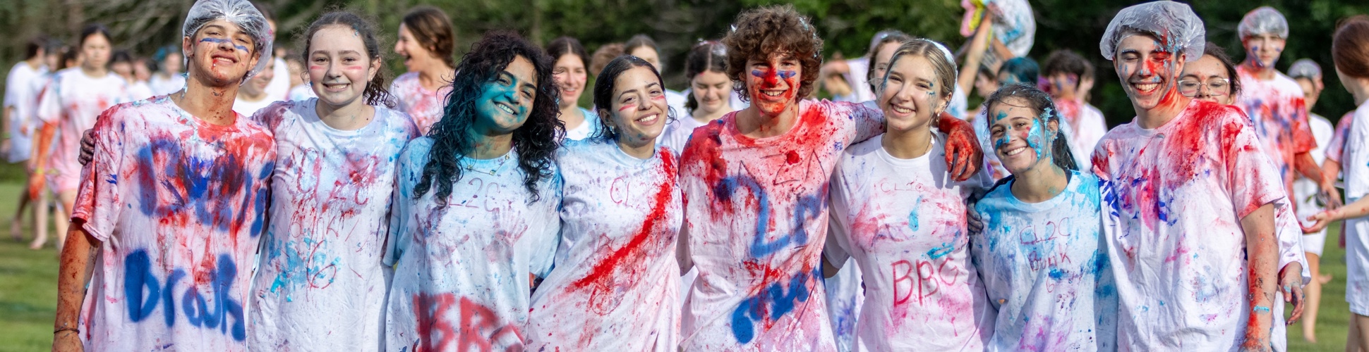 Un grupo de jóvenes de diferentes orígenes sonriendo en un evento comunitario