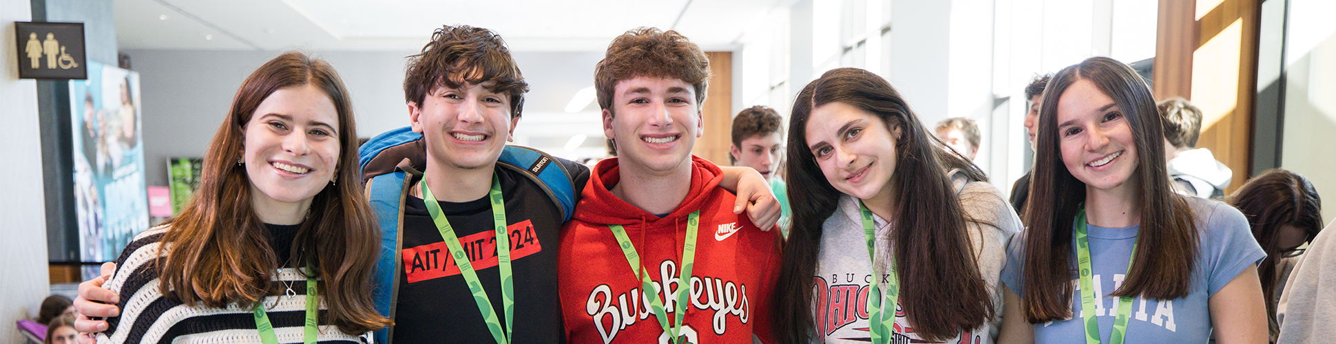 Un grupo de jóvenes de diferentes orígenes sonriendo en un evento comunitario
