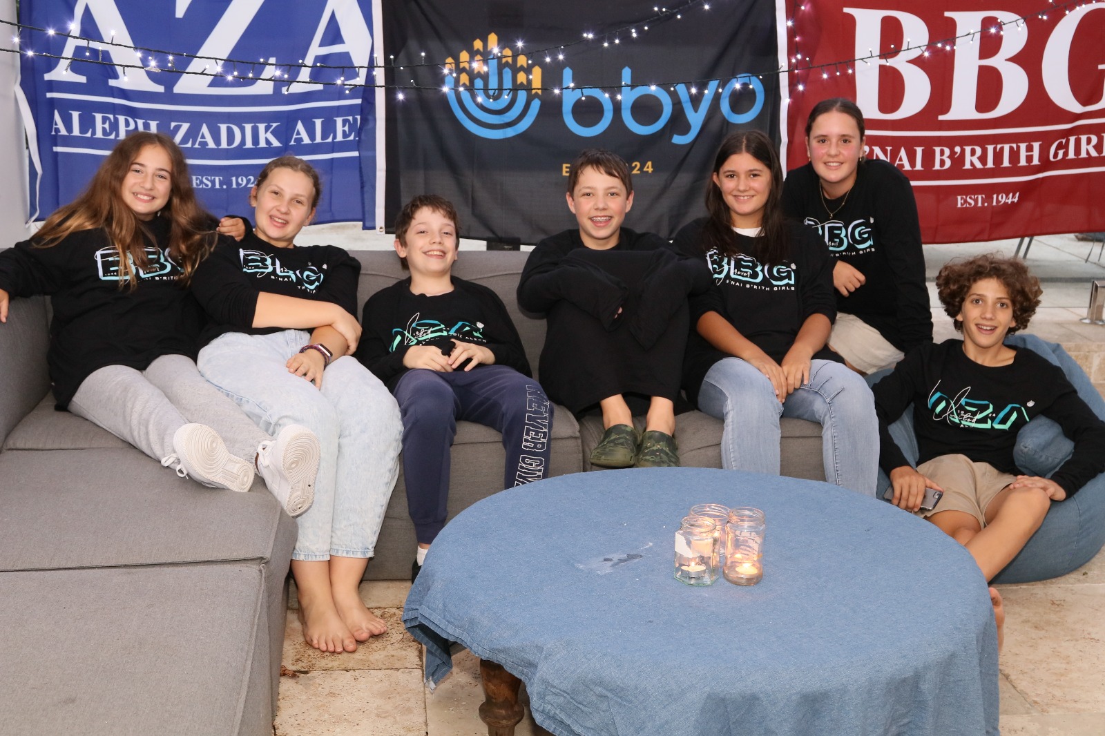 Un grupo de personas celebrando en el escenario