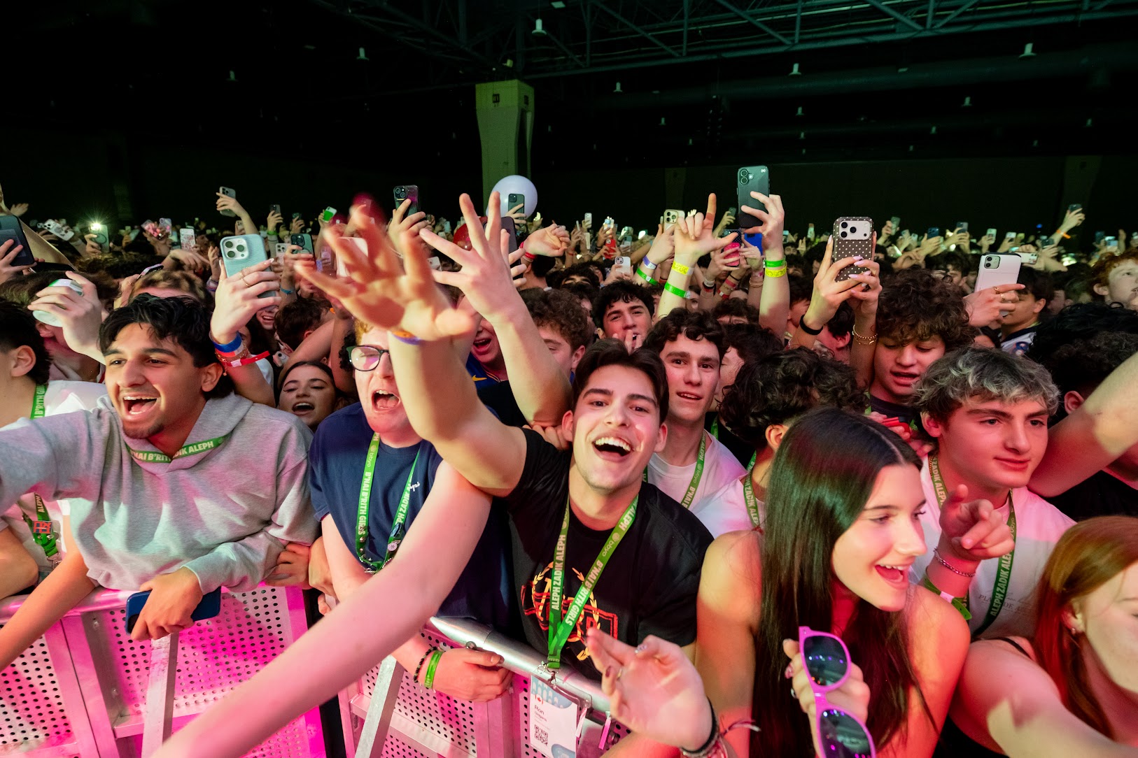Grupo de jóvenes diversos sonriendo en un evento comunitario
