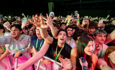 Grupo de tres padres sonrientes en un evento comunitario