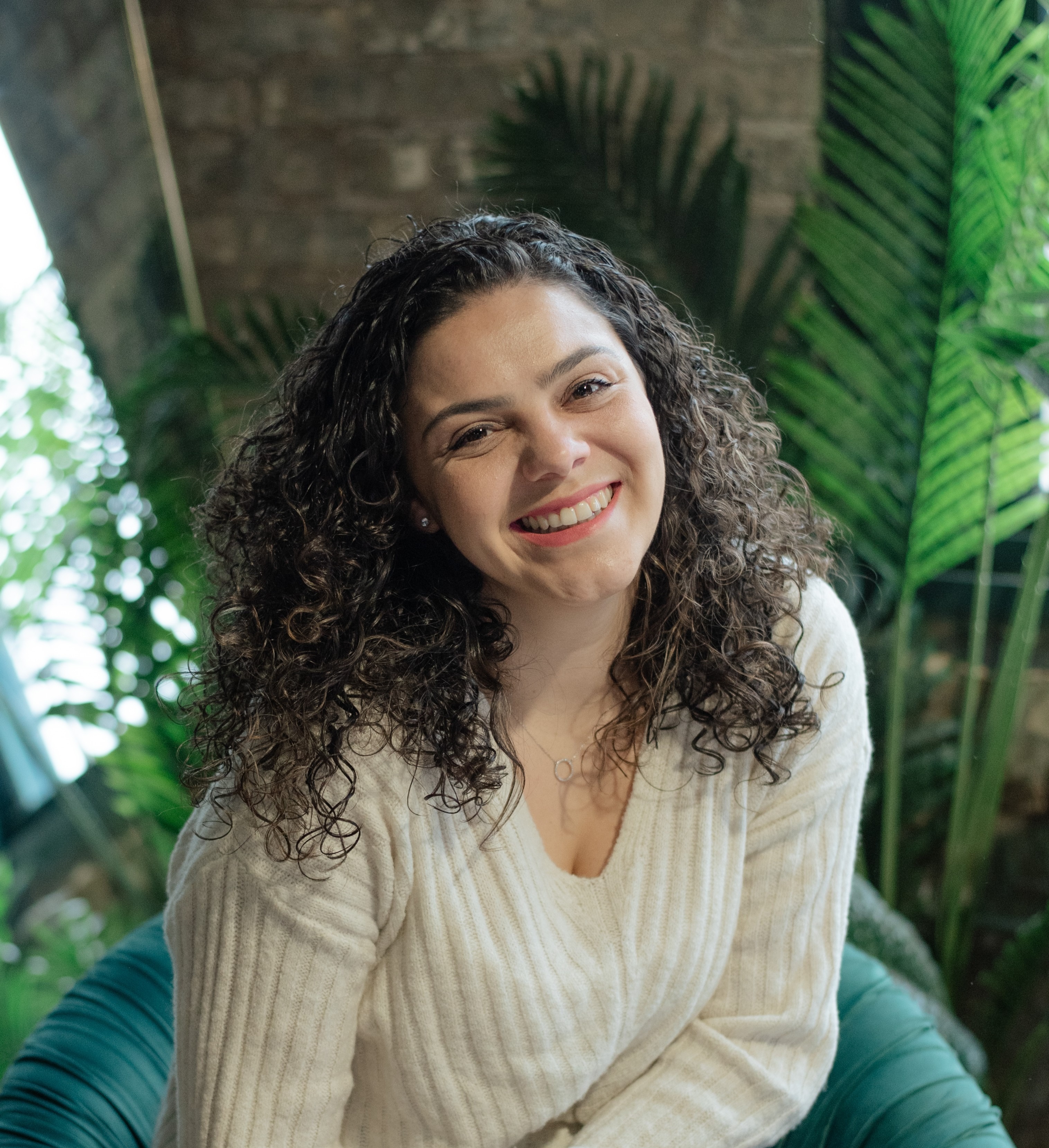 Un grupo de personas celebrando en el escenario