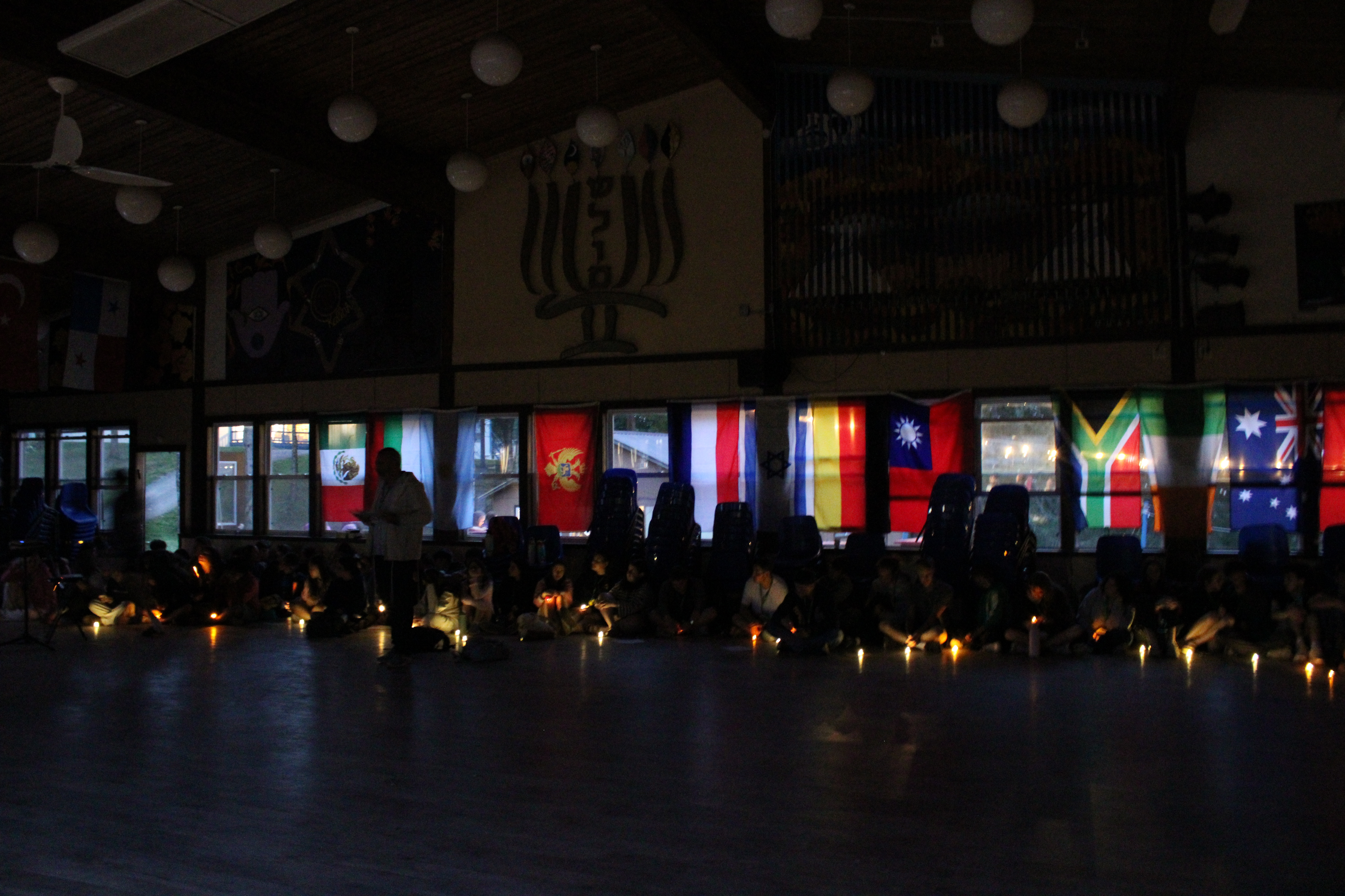 Un grupo de personas celebrando en el escenario