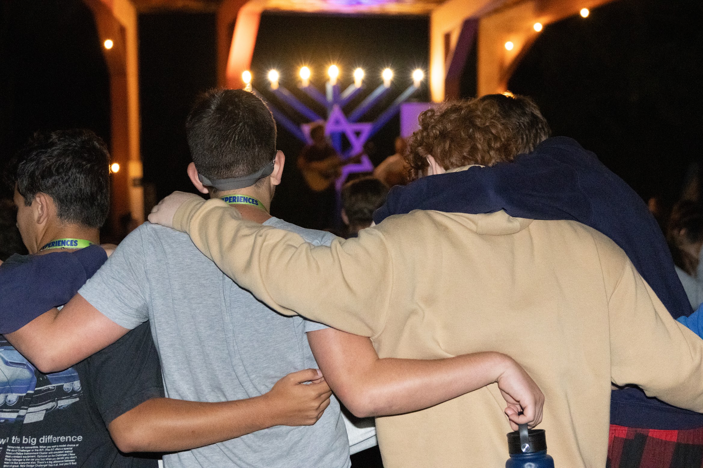Un grupo de personas celebrando en el escenario