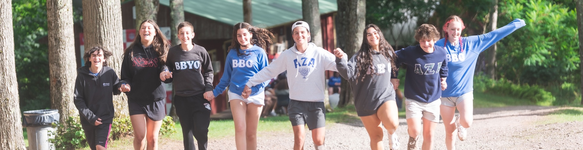 Un grupo de jóvenes de diferentes orígenes sonriendo en un evento comunitario