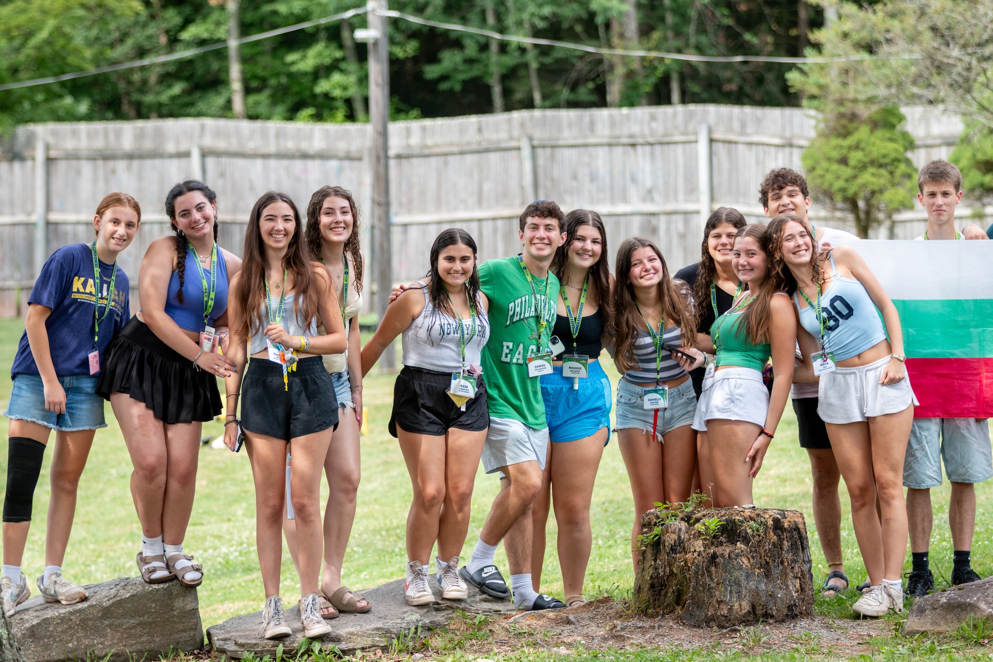 Un grupo de jóvenes de diferentes orígenes sonriendo en un evento comunitario