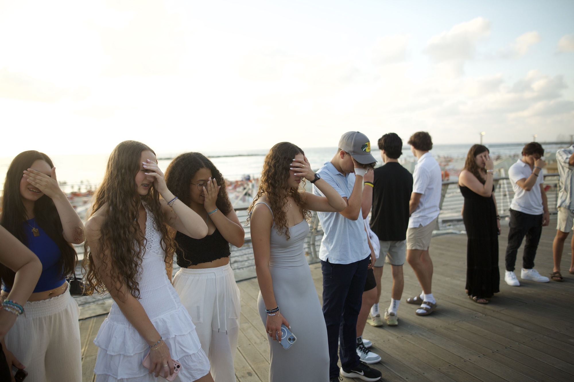Un grupo de personas sonriendo al aire libre