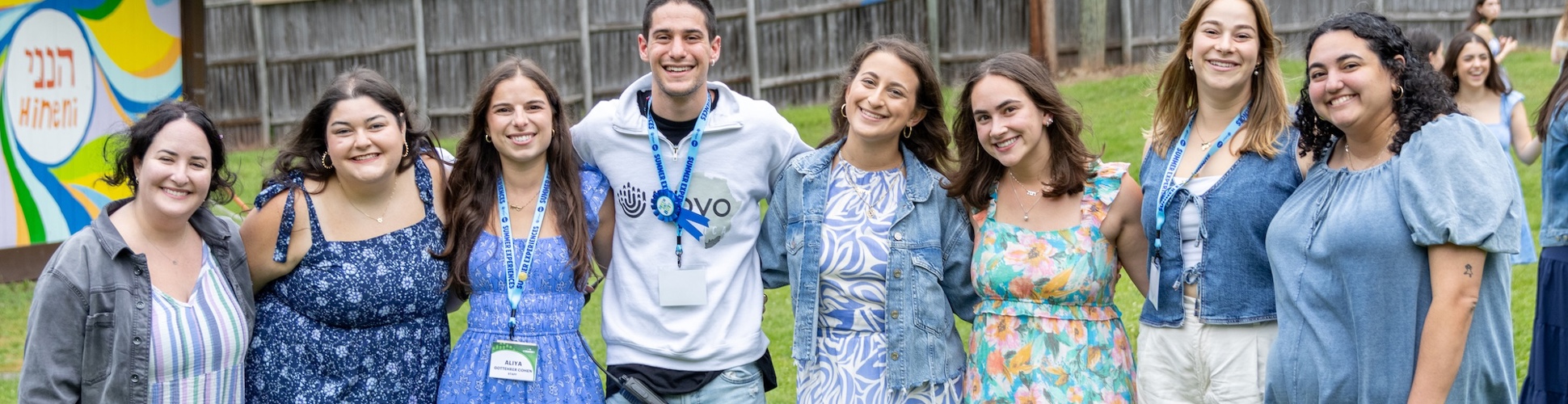 Un grupo de jóvenes de diferentes orígenes sonriendo en un evento comunitario