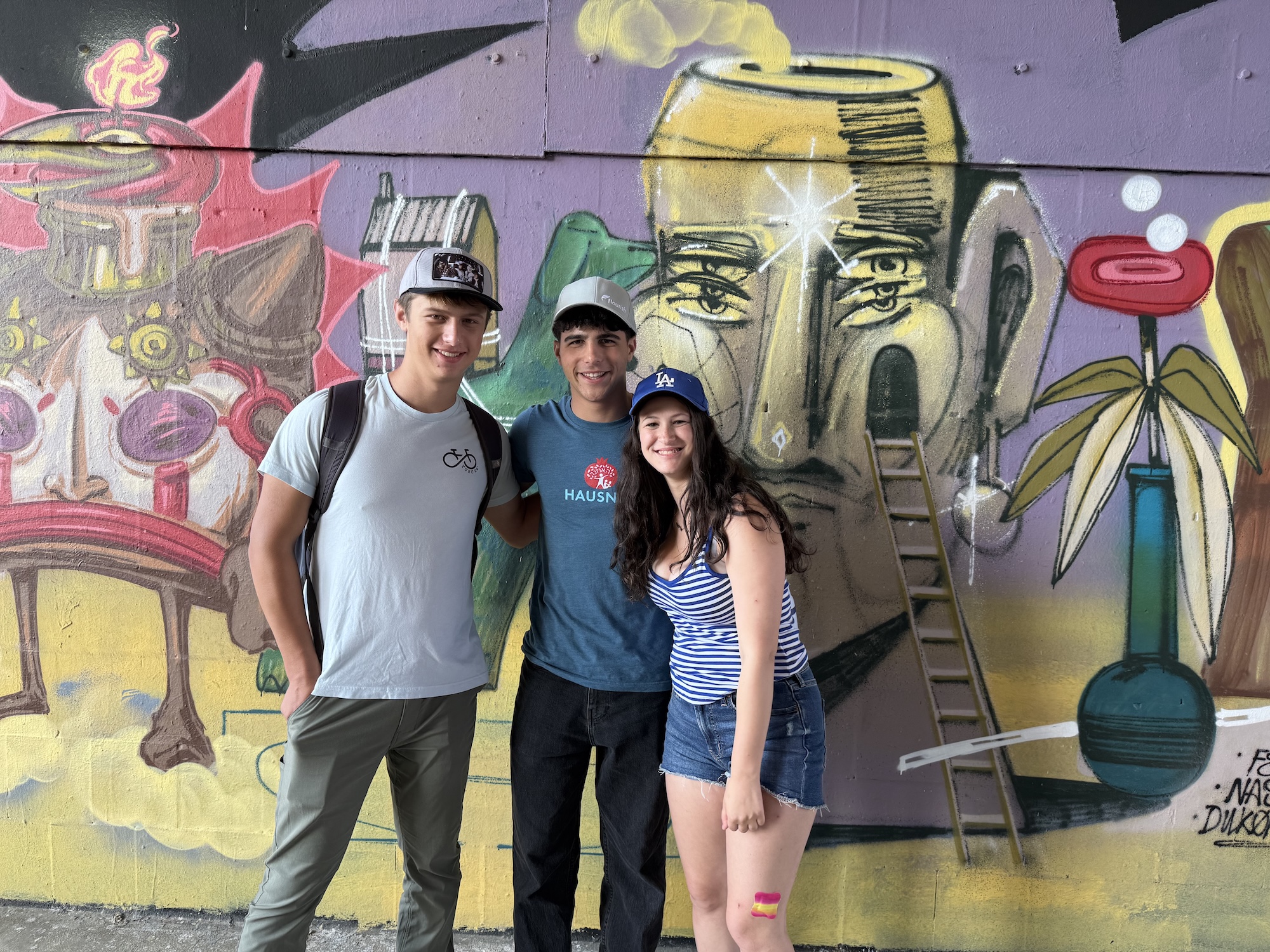 Un grupo de personas sonriendo al aire libre