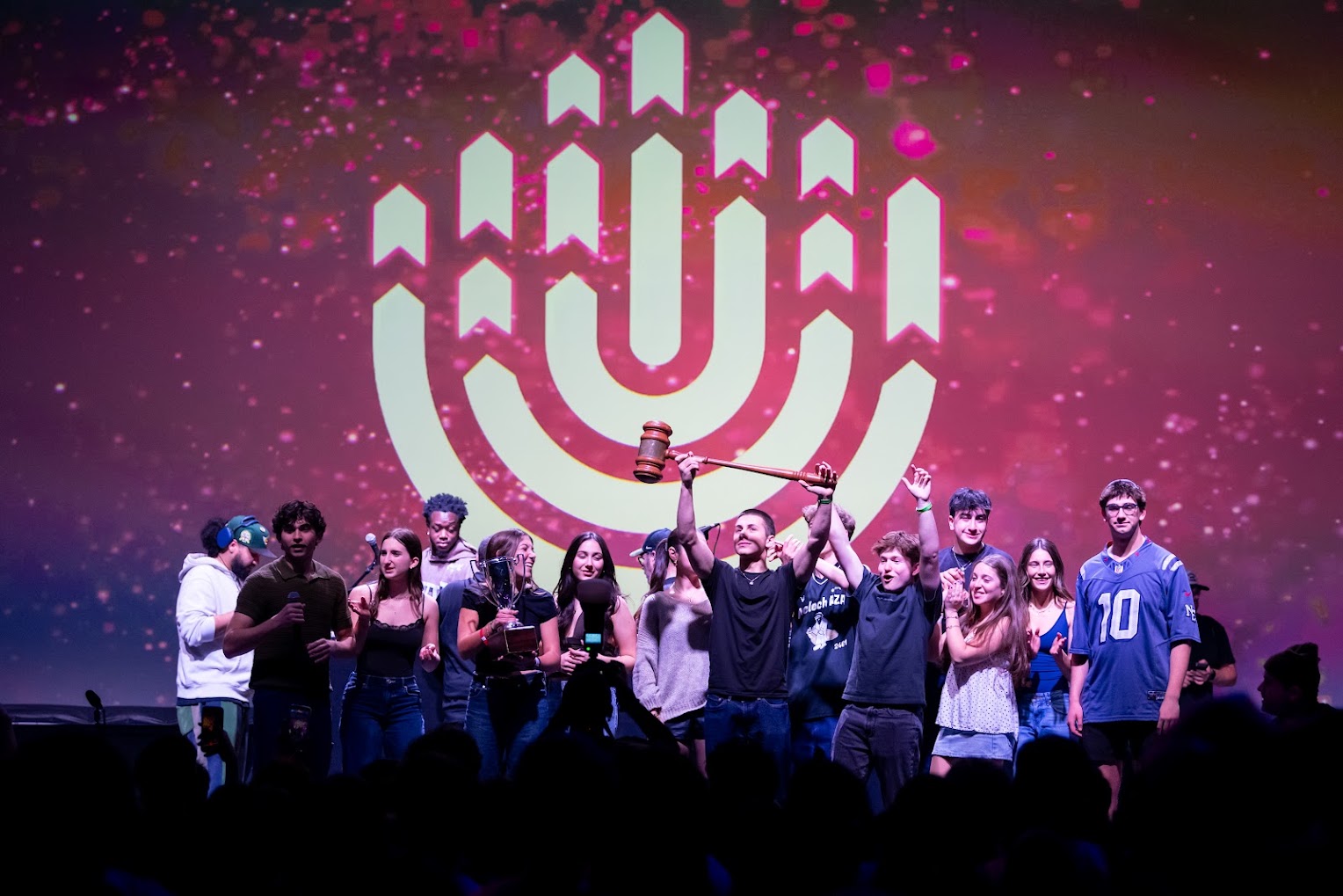 Grupo de jóvenes diversos sonriendo en un evento comunitario