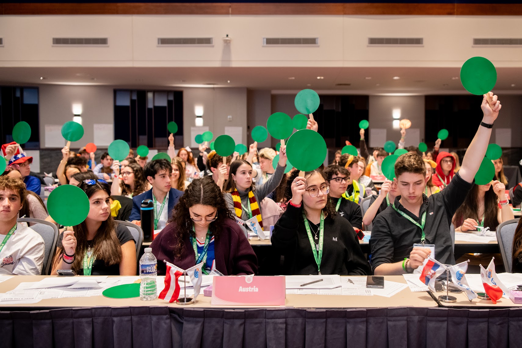 Un grupo de jóvenes de diferentes orígenes sonriendo en un evento comunitario