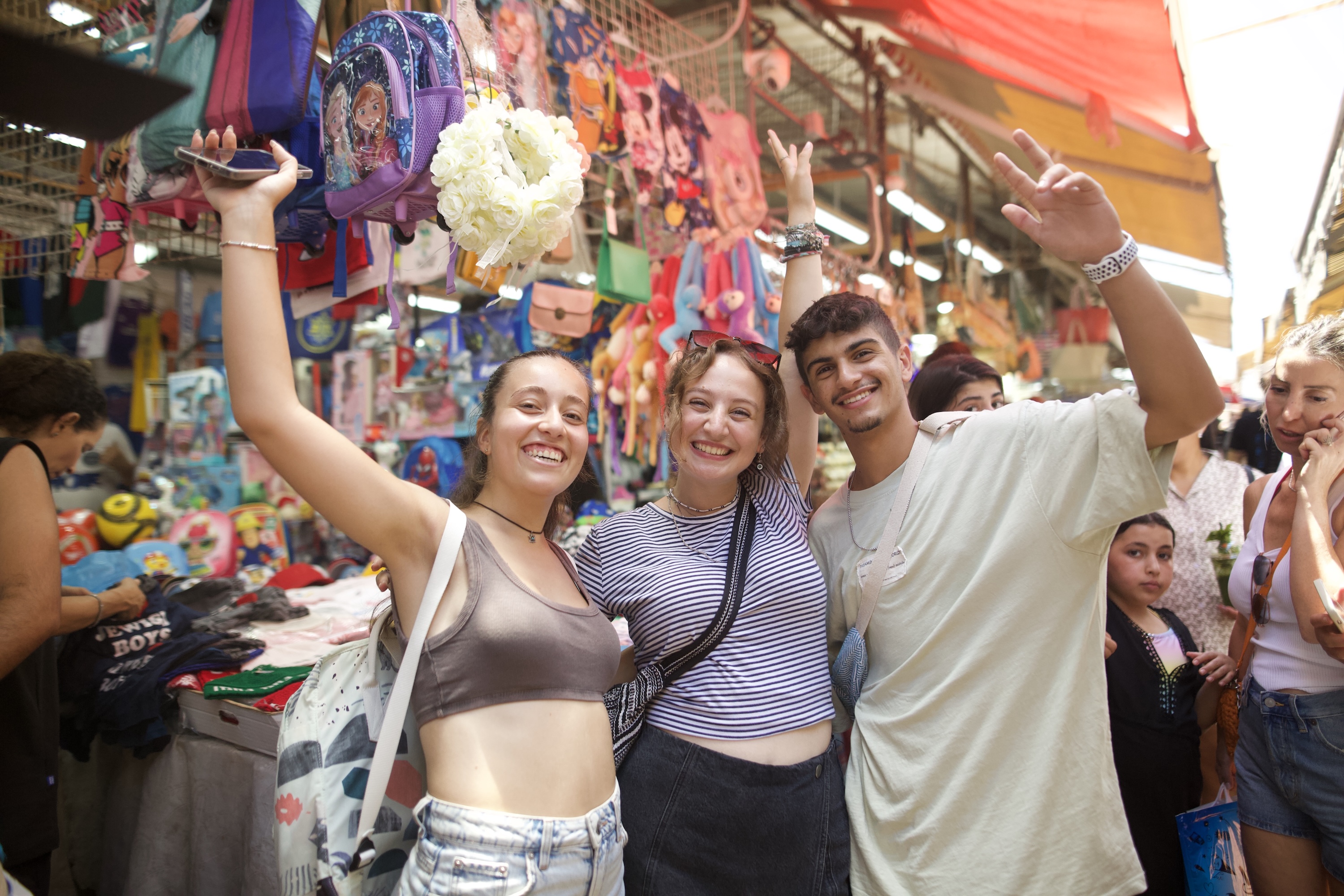 Un grupo de personas sonriendo al aire libre