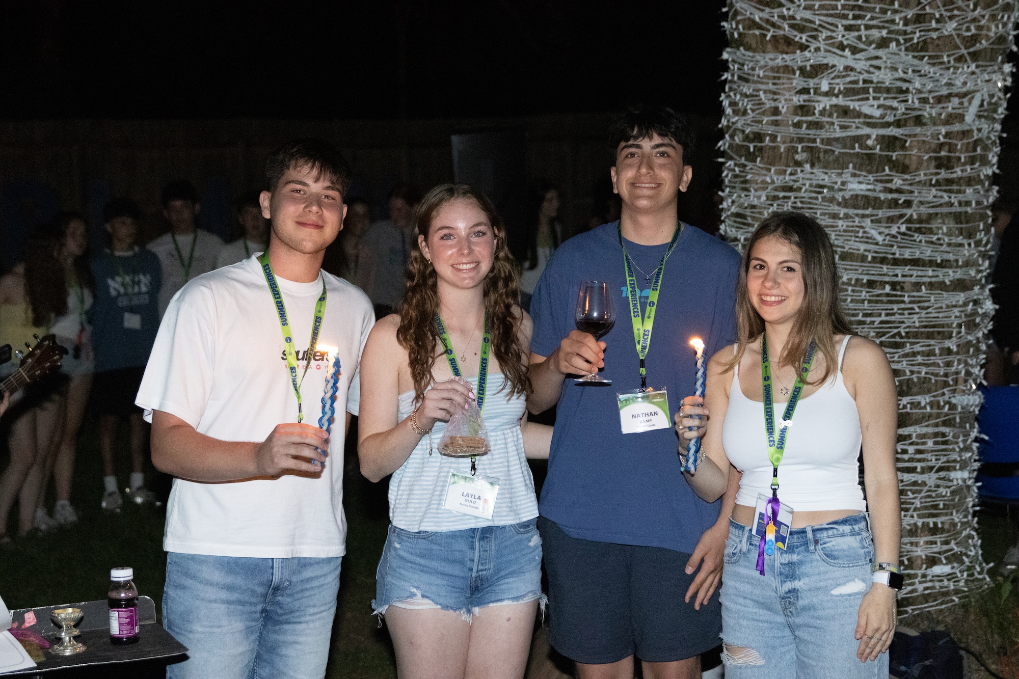 Un grupo de personas sonriendo al aire libre