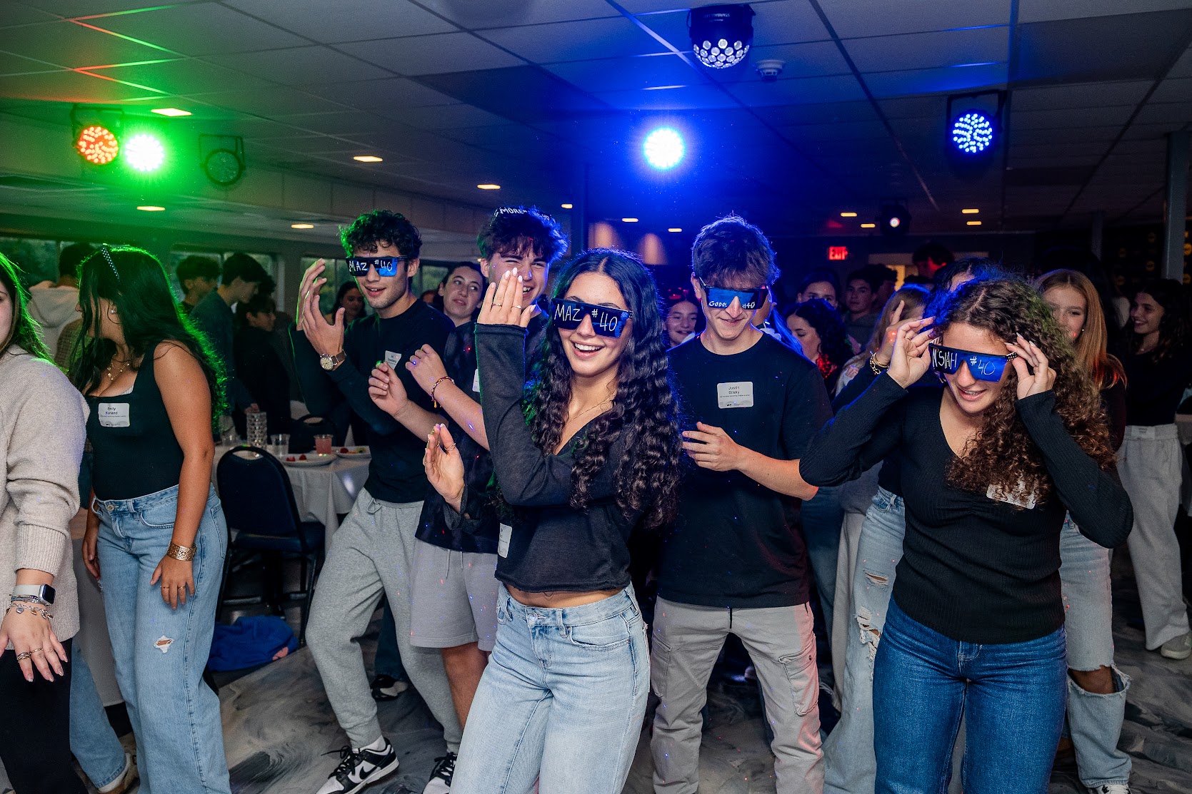 Un grupo de jóvenes de diferentes orígenes sonriendo en un evento comunitario