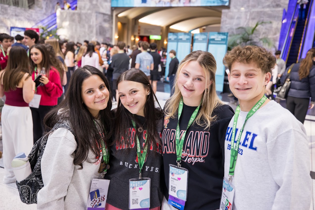 Un grupo de jóvenes de diferentes orígenes sonriendo en un evento comunitario