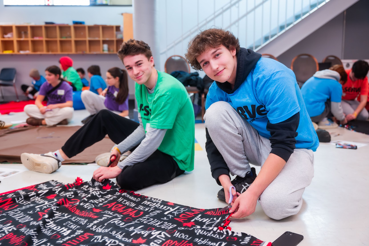 Un grupo de jóvenes de diferentes orígenes sonriendo en un evento comunitario