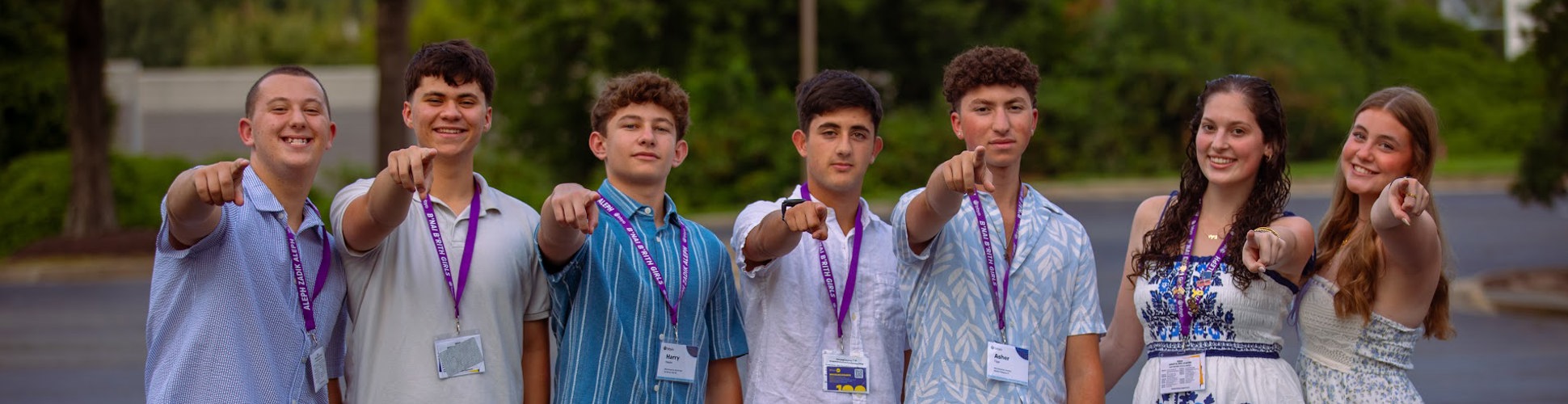 Un grupo de jóvenes de diferentes orígenes sonriendo en un evento comunitario